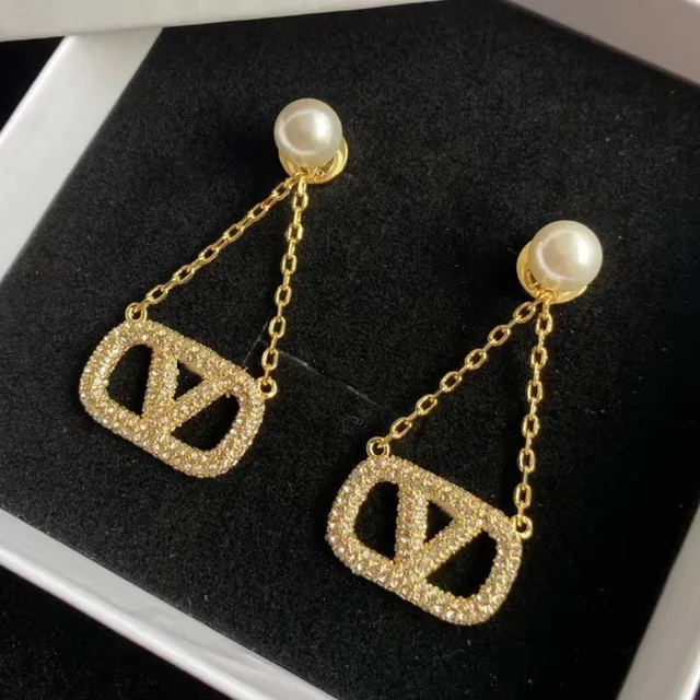 

Женские серьги-гвоздики из серебра 925 пробы с V-образной буквой