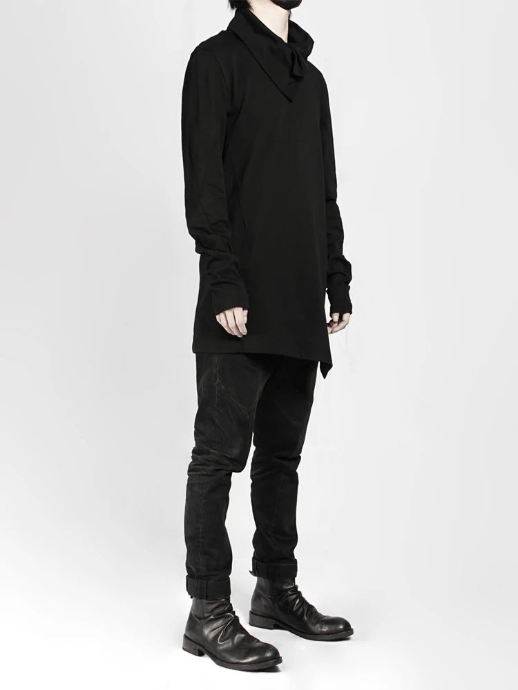 Одежда в авангардном стиле длинный пуловер-водолазка с разрезами и длинным