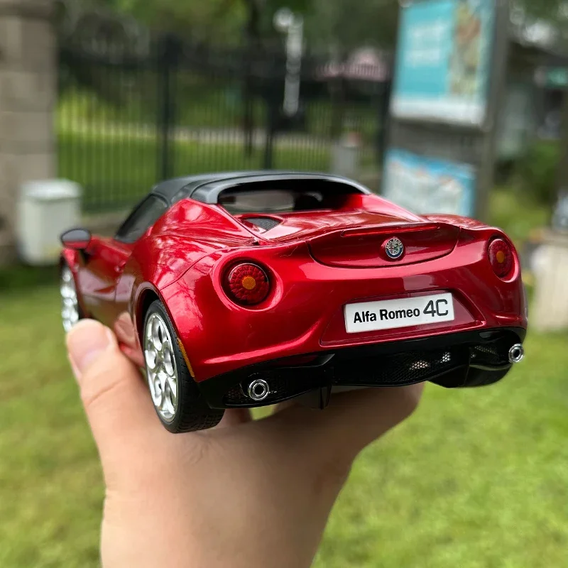 Фото Коллекционная модель спортивного автомобиля Alfa Romeo 4C в масштабе 1:18 от AUTOART AA, из сплава, для подарка друзьям и семье, для демонстрации. №2