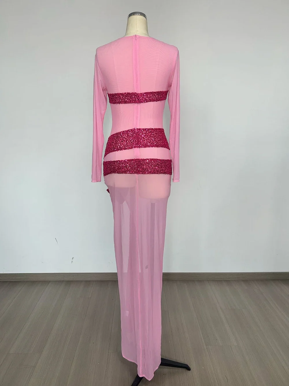 Женское розовое сетчатое прозрачное облегающее длинное платье с бантом