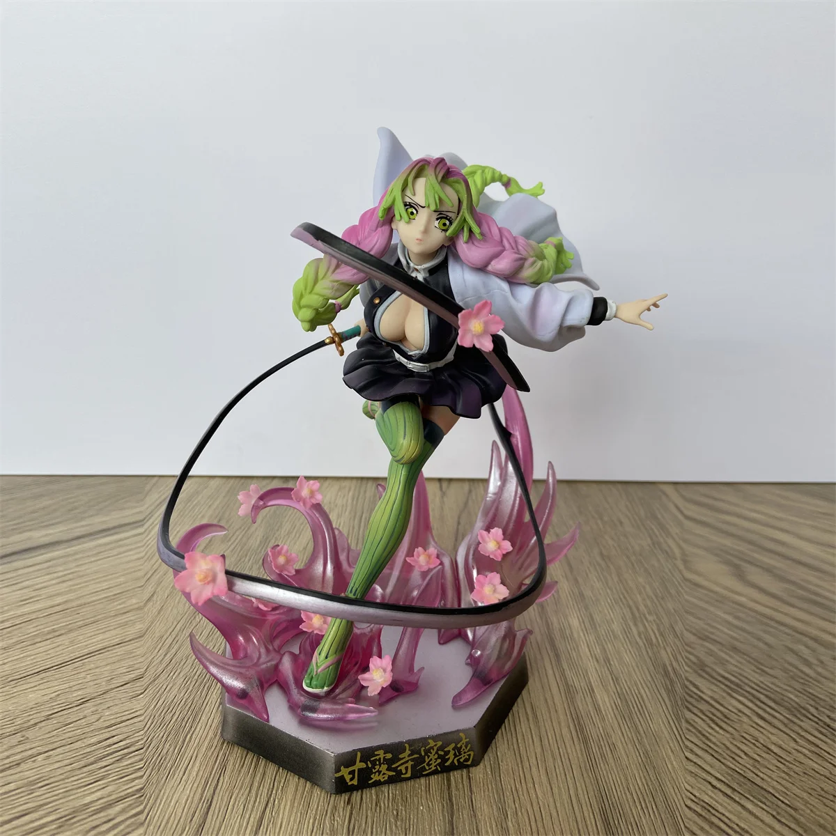 

Аниме Фигурка убийцы демонов, статуя Kanroji Mitsuri, ПВХ экшн-фигурка, Коллекционная модель, игрушки, подарок, куклы 22 см