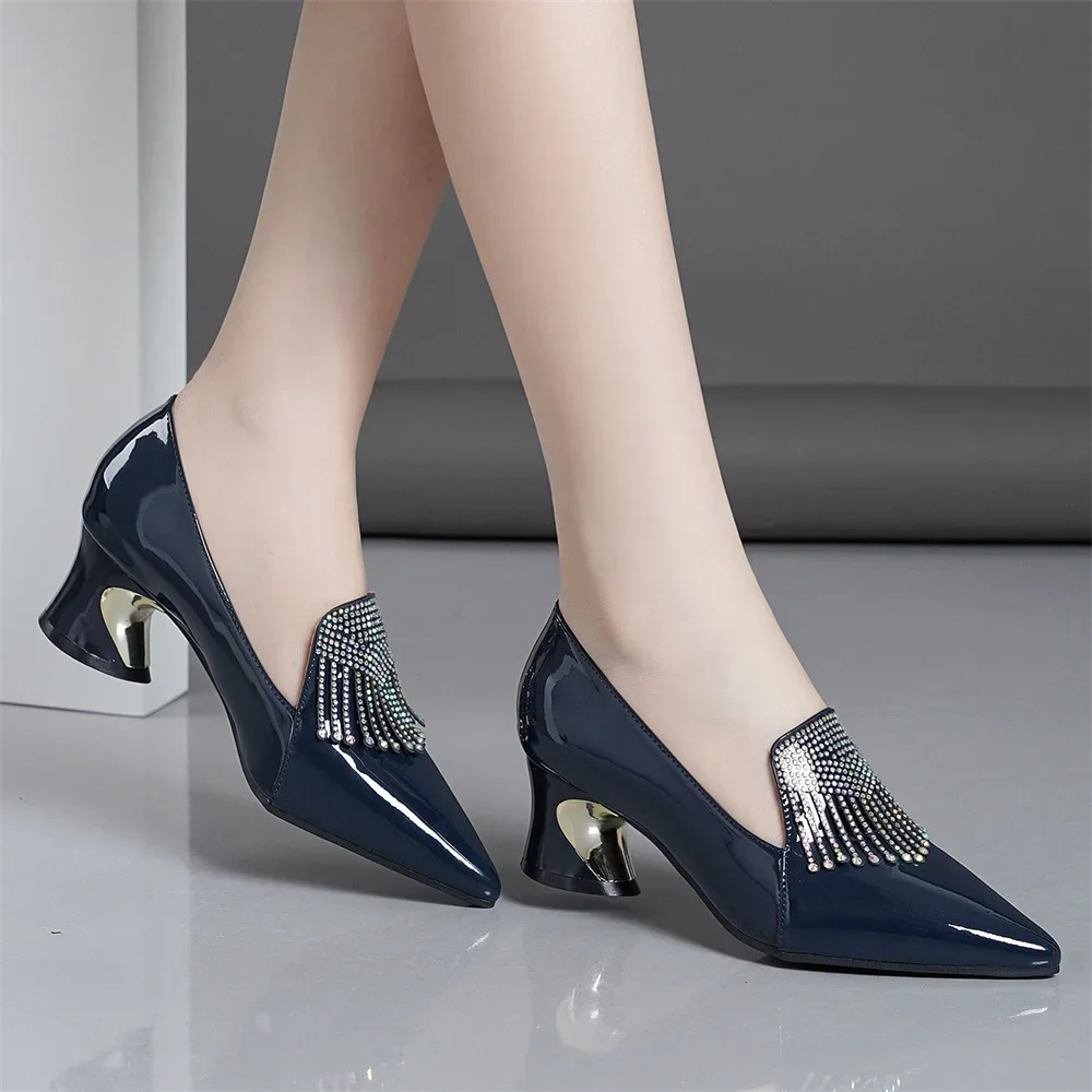 Туфли женские из лакированной кожи на среднем каблуке 5 см цветов