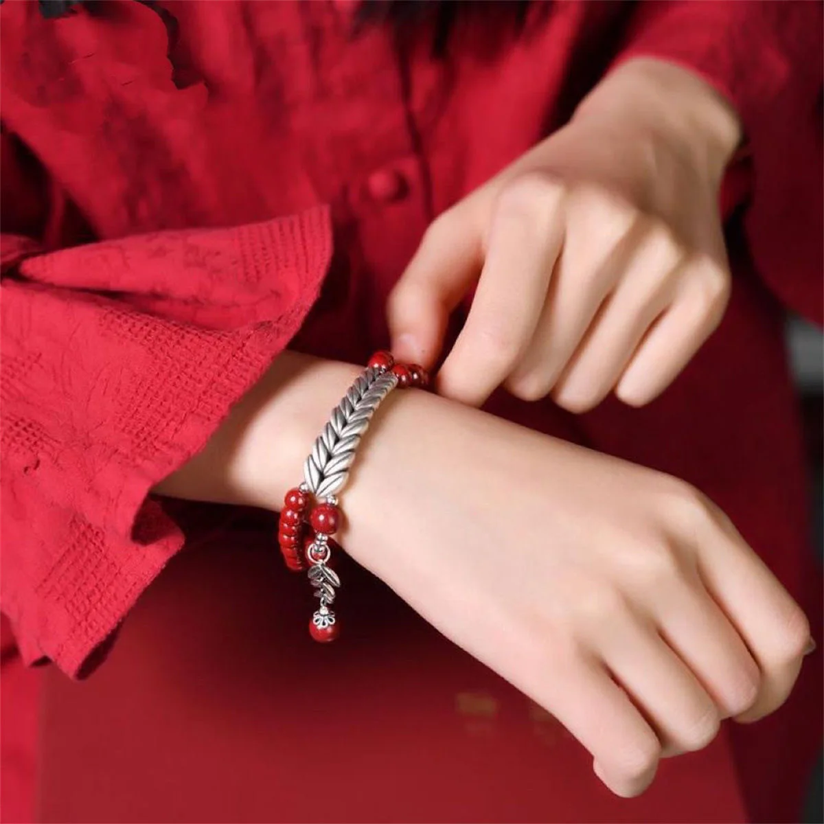 Новогодний безопасный браслет женский из киновари посеребренный пшеничный