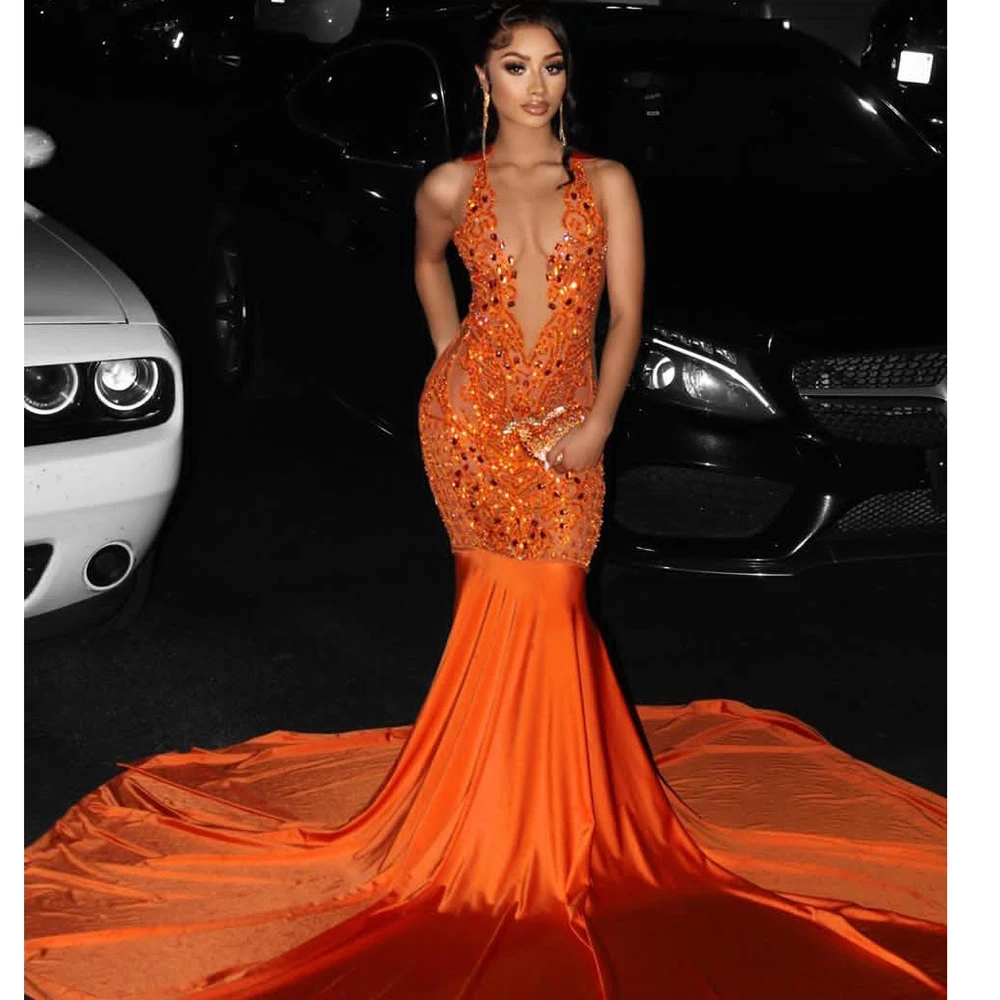

Платье для выпускного вечера оранжевое с V-образным вырезом