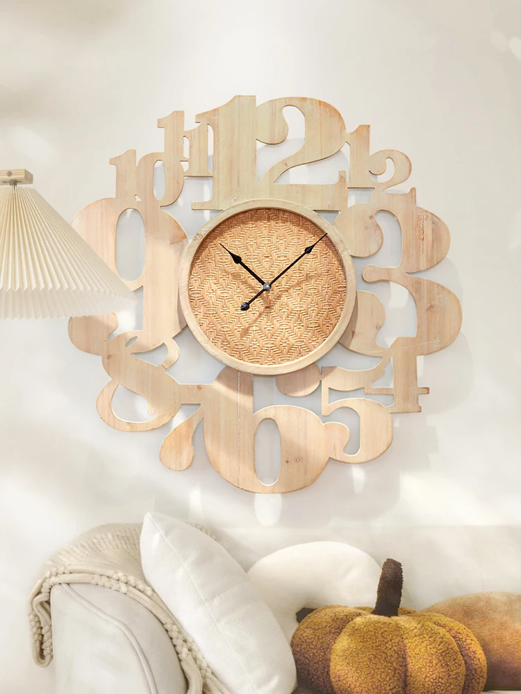Детская комната с уникальными деревянными декоративными настенными часами для