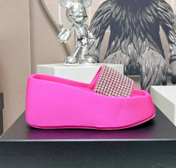 Женские туфли на танкетке розовые высоком каблуке со стразами лето 2023