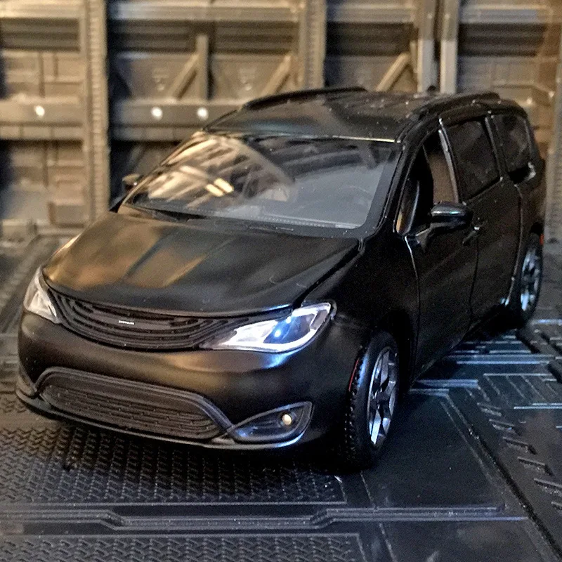 

Diecast Alloy Car Model 1:32 Chrysler Luxury MPV Pacifica Miniature Metal Vehicle Minivans New Christmas Toy for Children's Gift