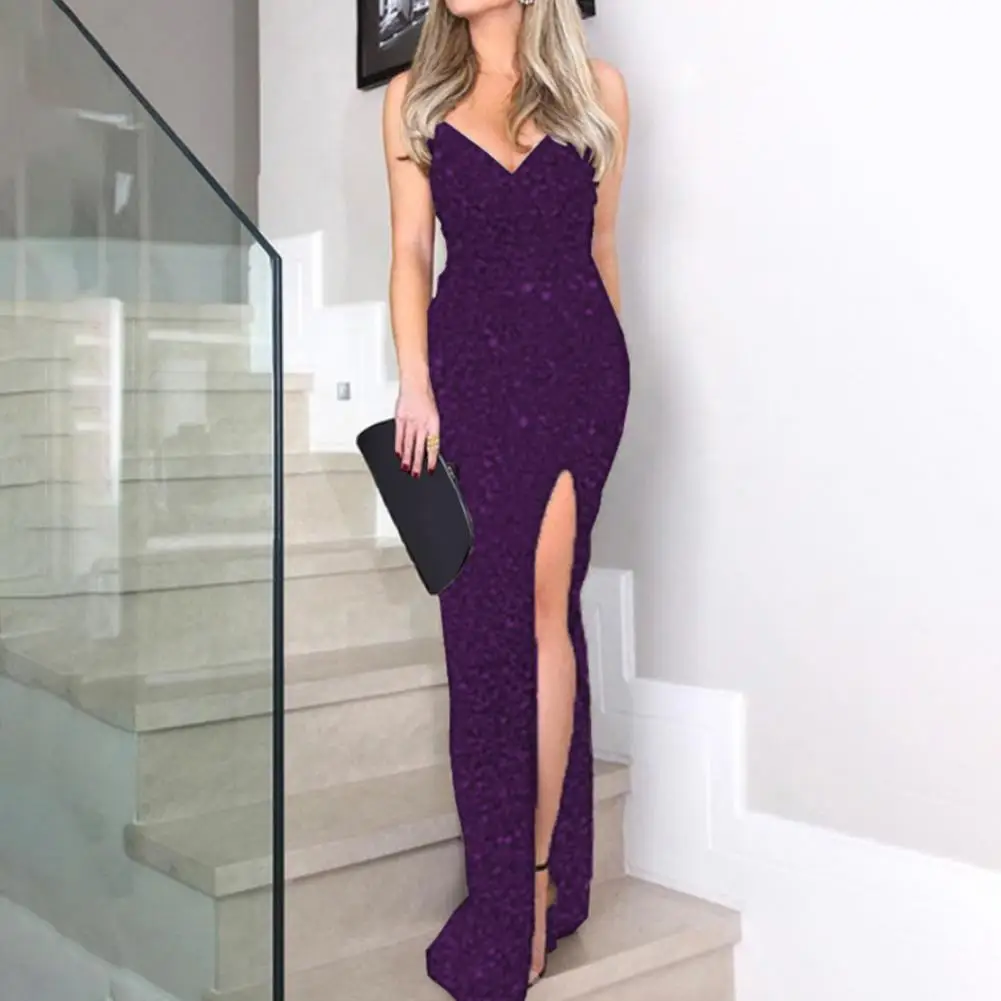 Длинное платье без рукавов с блестками вечернее высоким разрезом и открытой