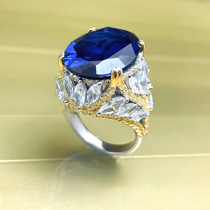 Женское кольцо из высокоуглеродистого камня с кристаллом