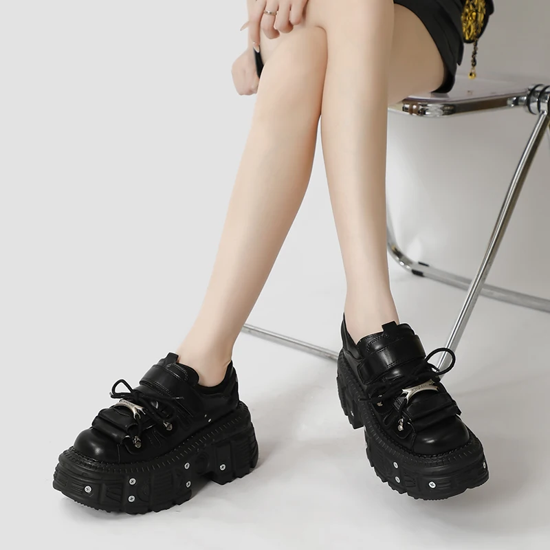 Женская обувь на платформе в готическом стиле с заклепками