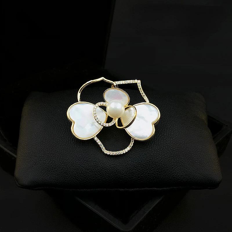 

High-Grade Copper Pearl Flower Brooch WomennNatural Shell Petal Corsage Elegant Suit Accessories Scarf Buckle Jewelry Pins Gifts