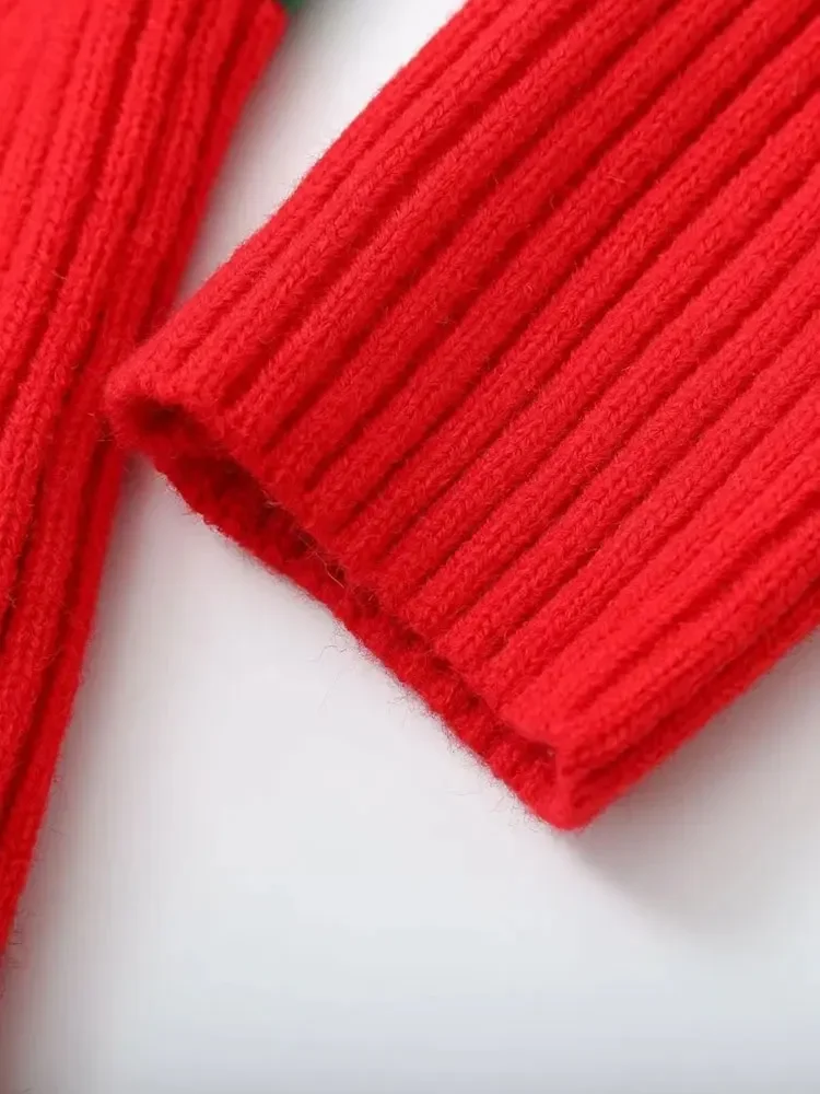 Женский свитер в разноцветную полоску с круглым вырезом