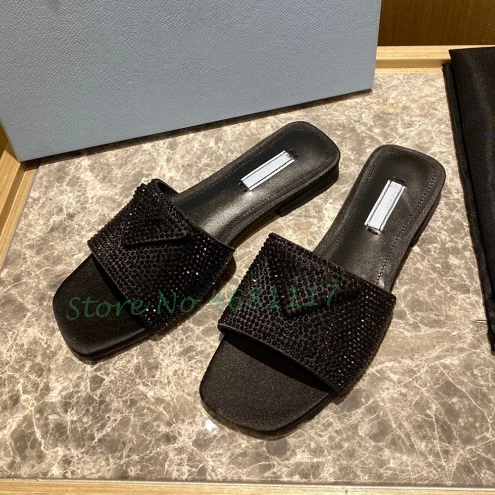 Женские тапочки на плоской подошве с квадратным носком и кристаллами летние