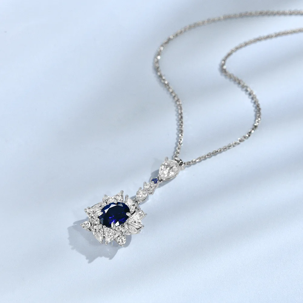 Серебряное ожерелье с бриллиантами в форме яйца