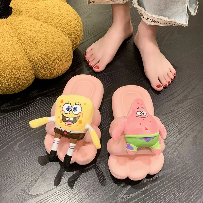 Фото Новые женские милые шлепанцы SpongeBob и Патрик Стар 2026 года, летние, с мягкой подошвой, вирусные уличные тапочки-слипоны с аниме-мультяшным дизайном №1
