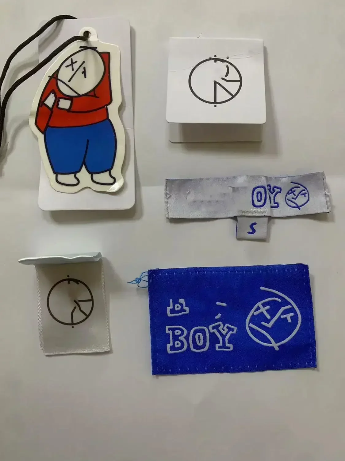 Джинсы-багги с вышивкой в уличном стиле