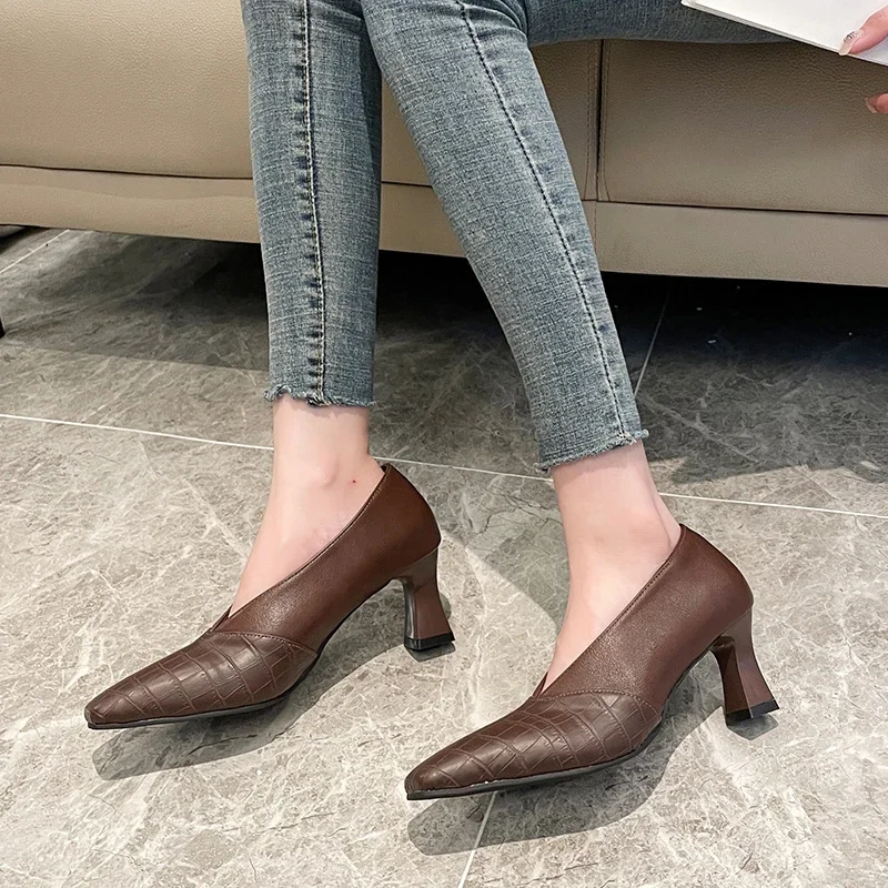 Женские туфли-лодочки с острым носком на высоком каблуке