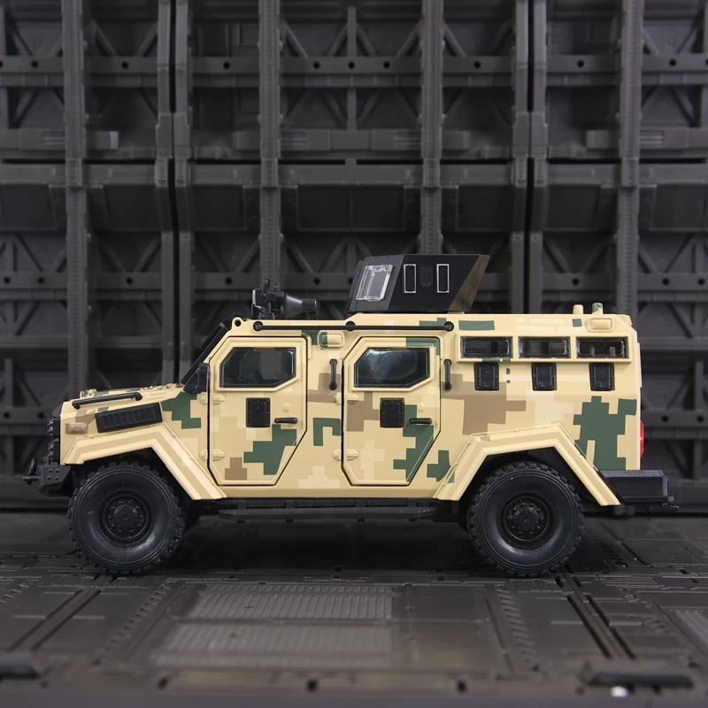 Фото Модель внедорожника 1:24 Swordtooth Tiger Explosion Proof Car Camouflage Alloy с имитацией звука и света. №4