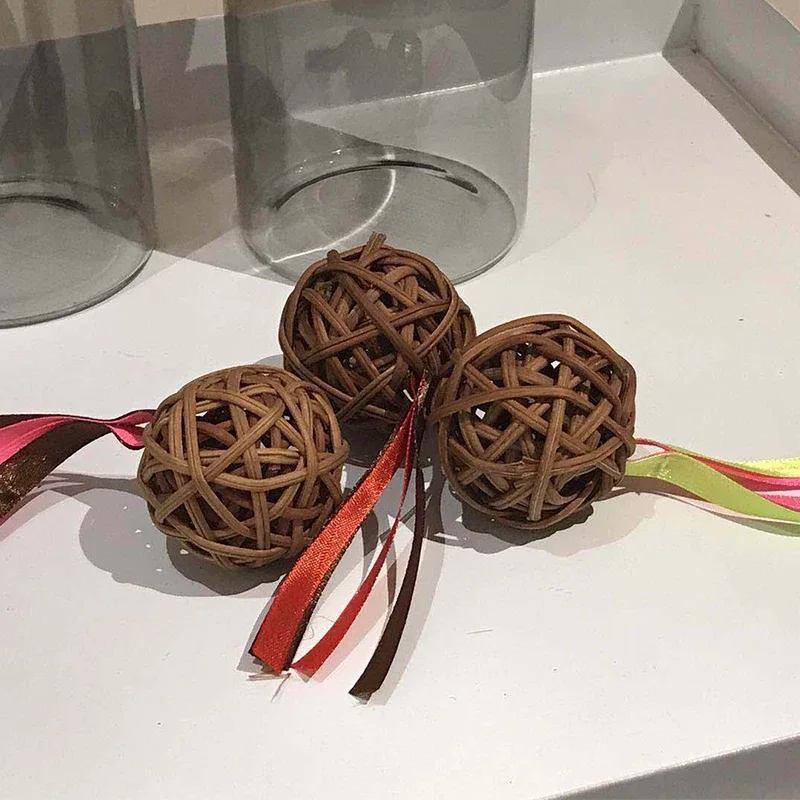 Маленький флуоресцентный мяч из ротанга дразнящий для кошек 5 см лоза царапин