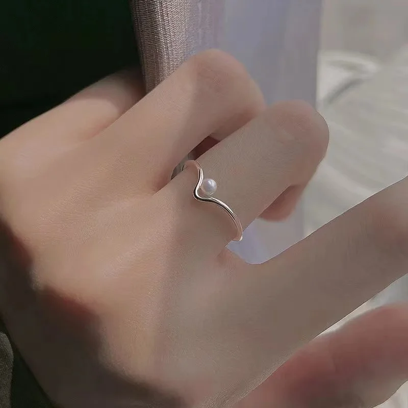 

Женское кольцо из серебра 925 пробы с V-образным жемчугом