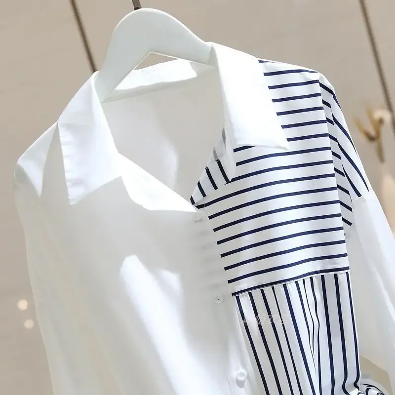 Полосатая соединяющая белая рубашка свободного похудения женская с длинным