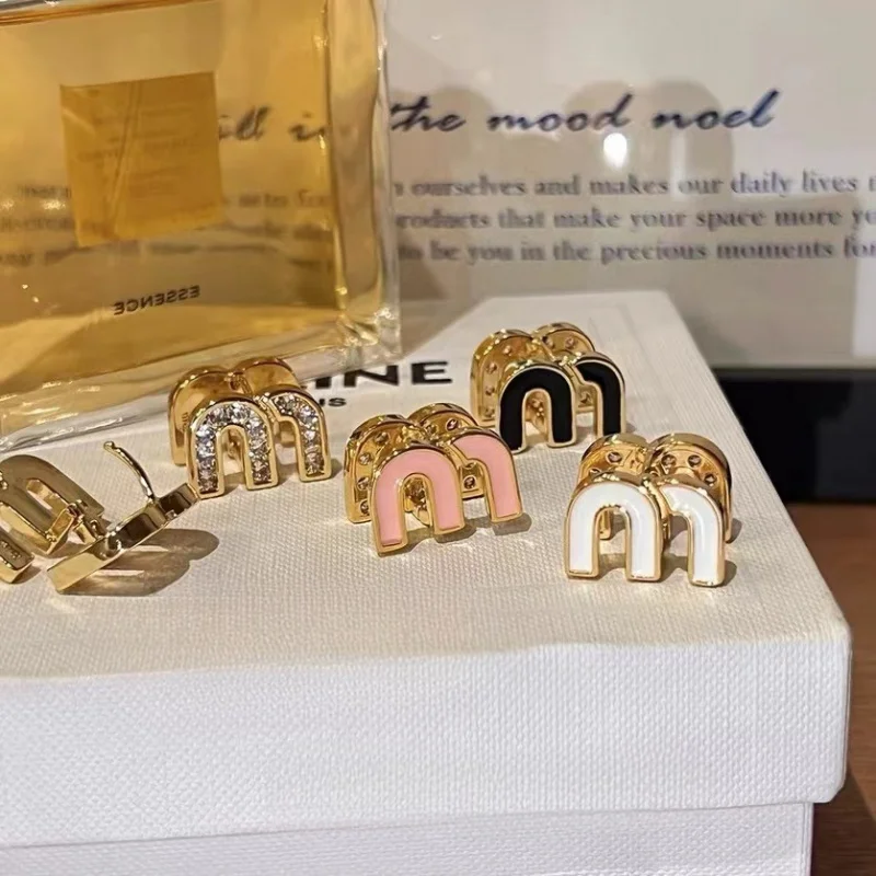 Изысканные Micropaved Циркон Белая Глазурь M Письмо Двусторонние Носимые Легкие