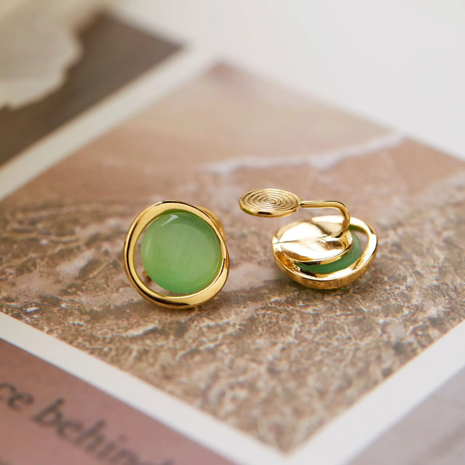 Серьги привлекают белые весной и летом Ins свежий нишевый дизайн катушка от