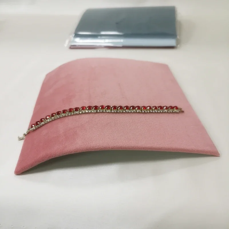 

Высококачественная Бархатная Изогнутая Подставка Для Ювелирных Изделий