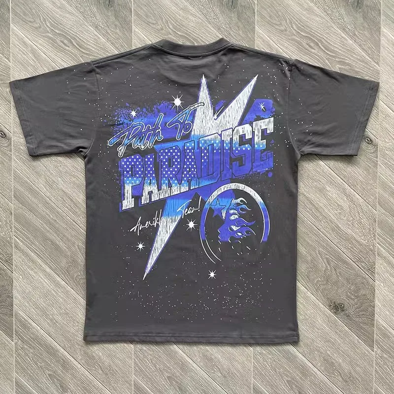 

Футболка женская с принтом черепа, трещин и надписью «Hellstar Studios»