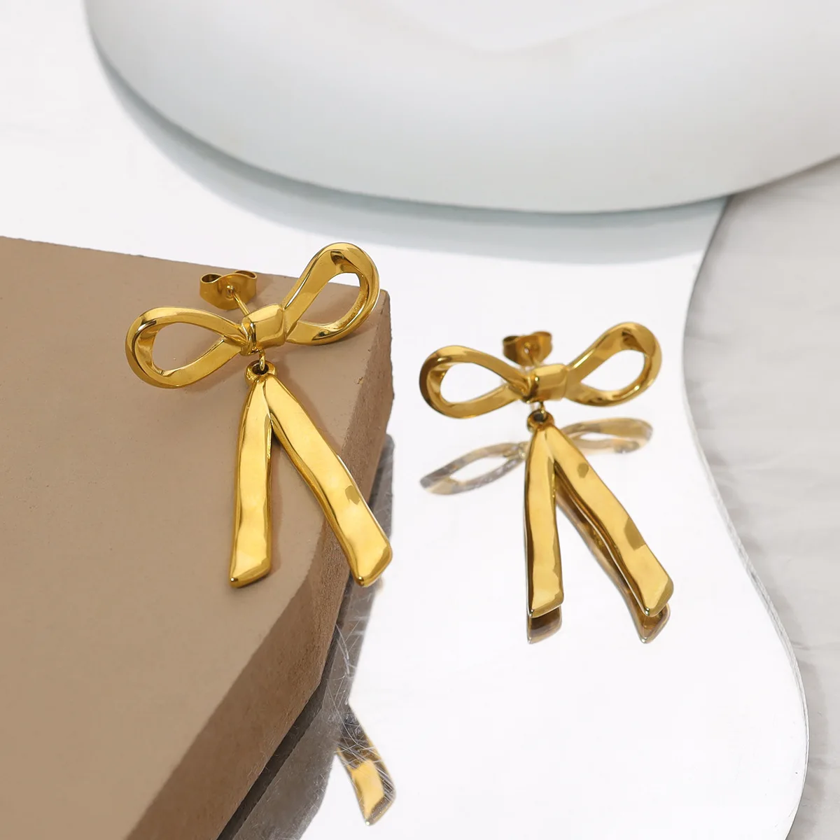Модные серьги-гвоздики из нержавеющей стали в форме банта покрытые 18-каратным