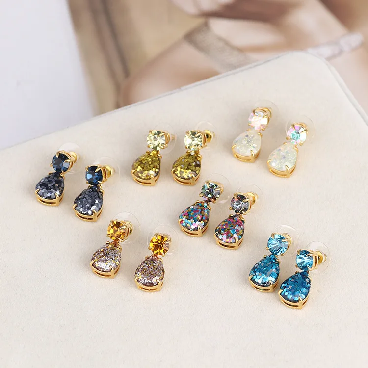 

Модные серьги в форме капли с блестками