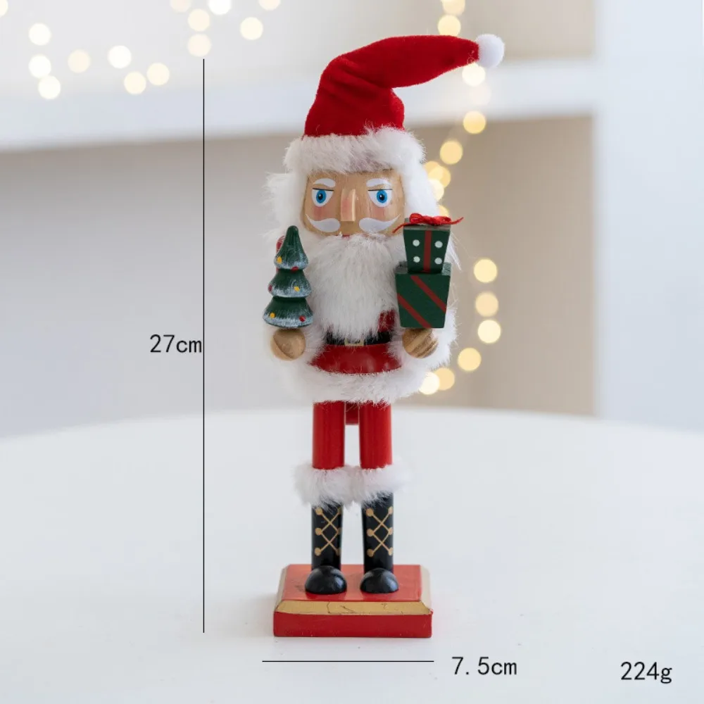 

Деревянный Щелкунчик