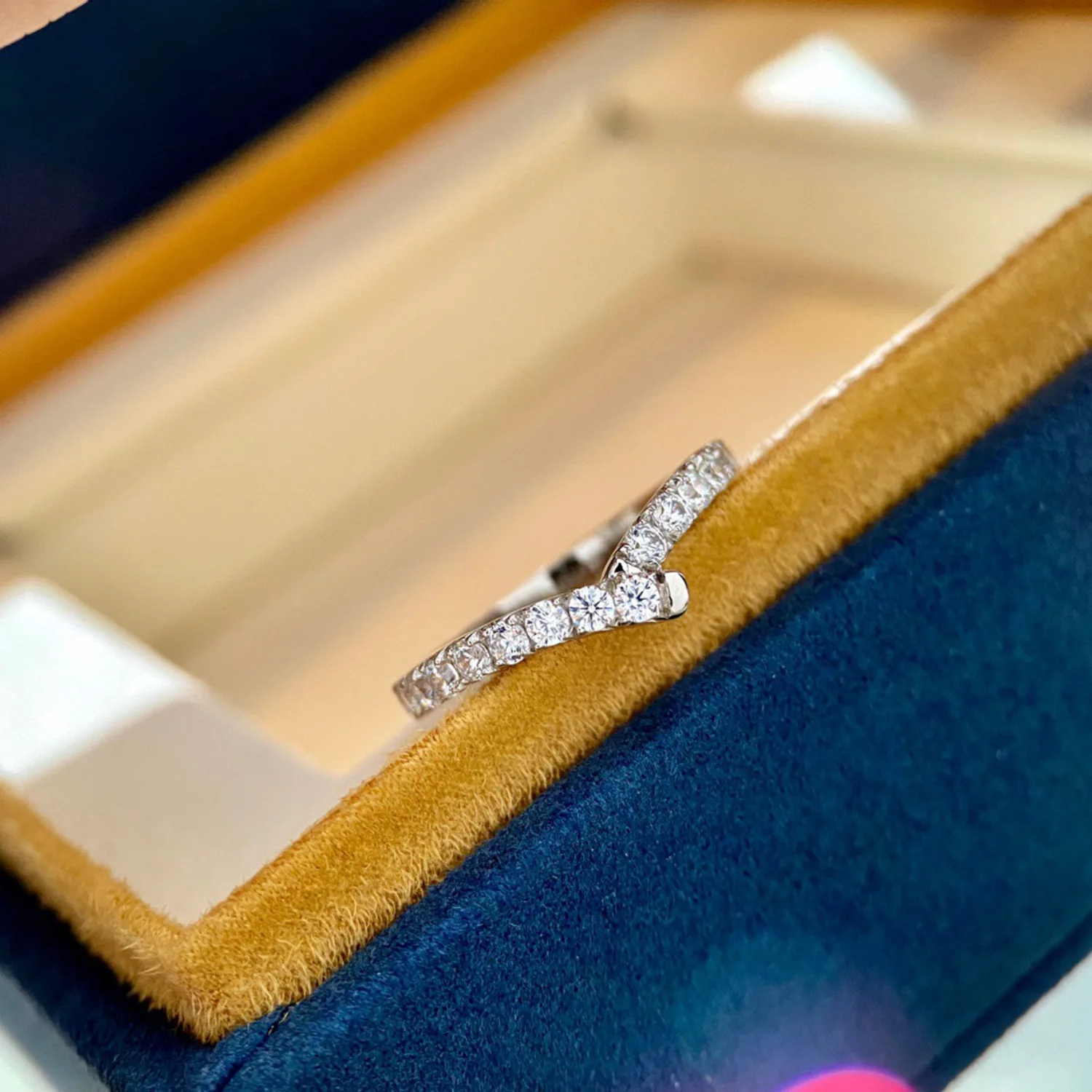 

V-shaped Design Ring with Diamond and Gold Plated Fashionable and Luxurious Temperament S925 Sterling Silver Ring for Women