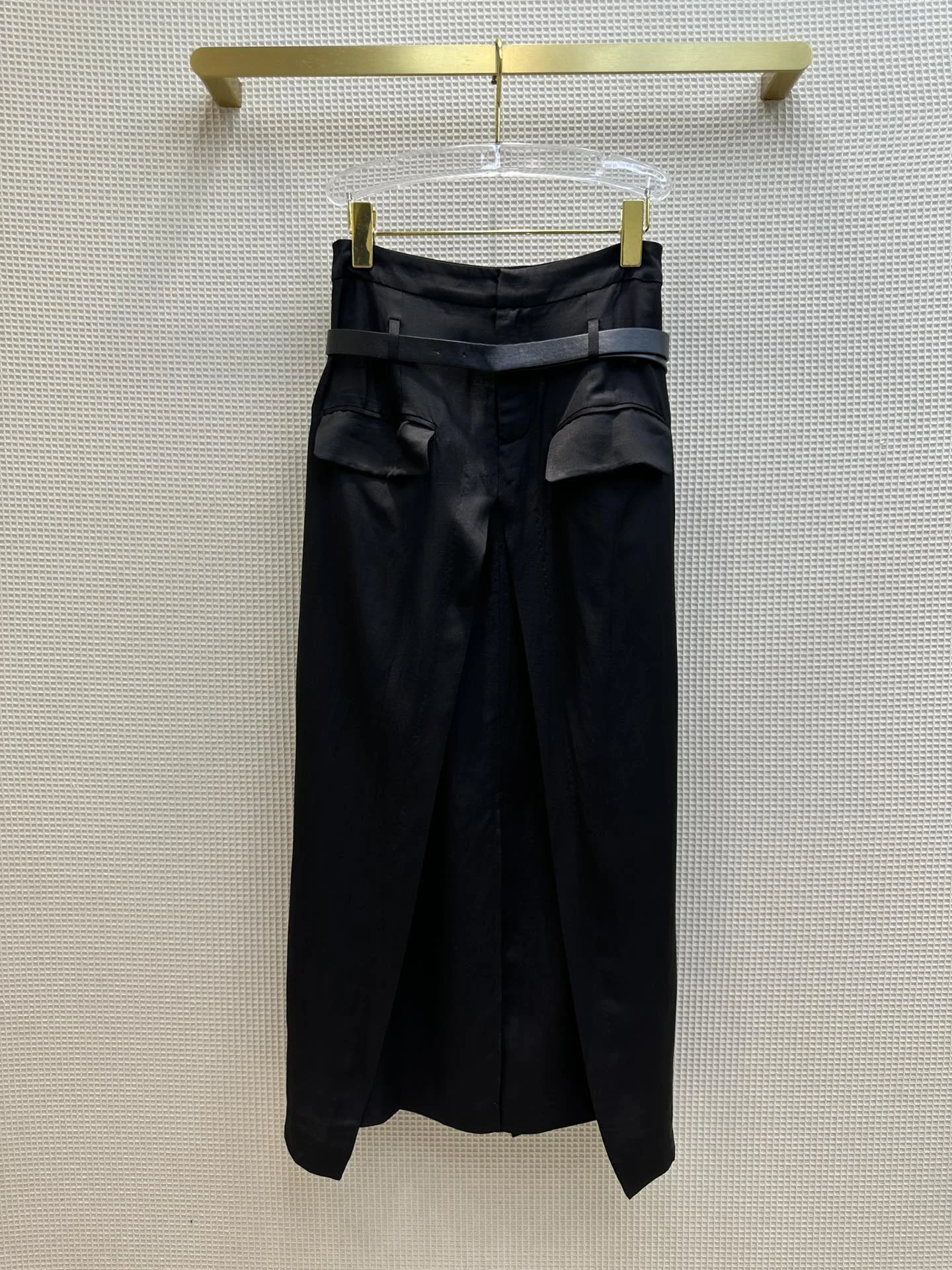 

A high-waisted A-line split skirt looks stylish with a simple short T6.29