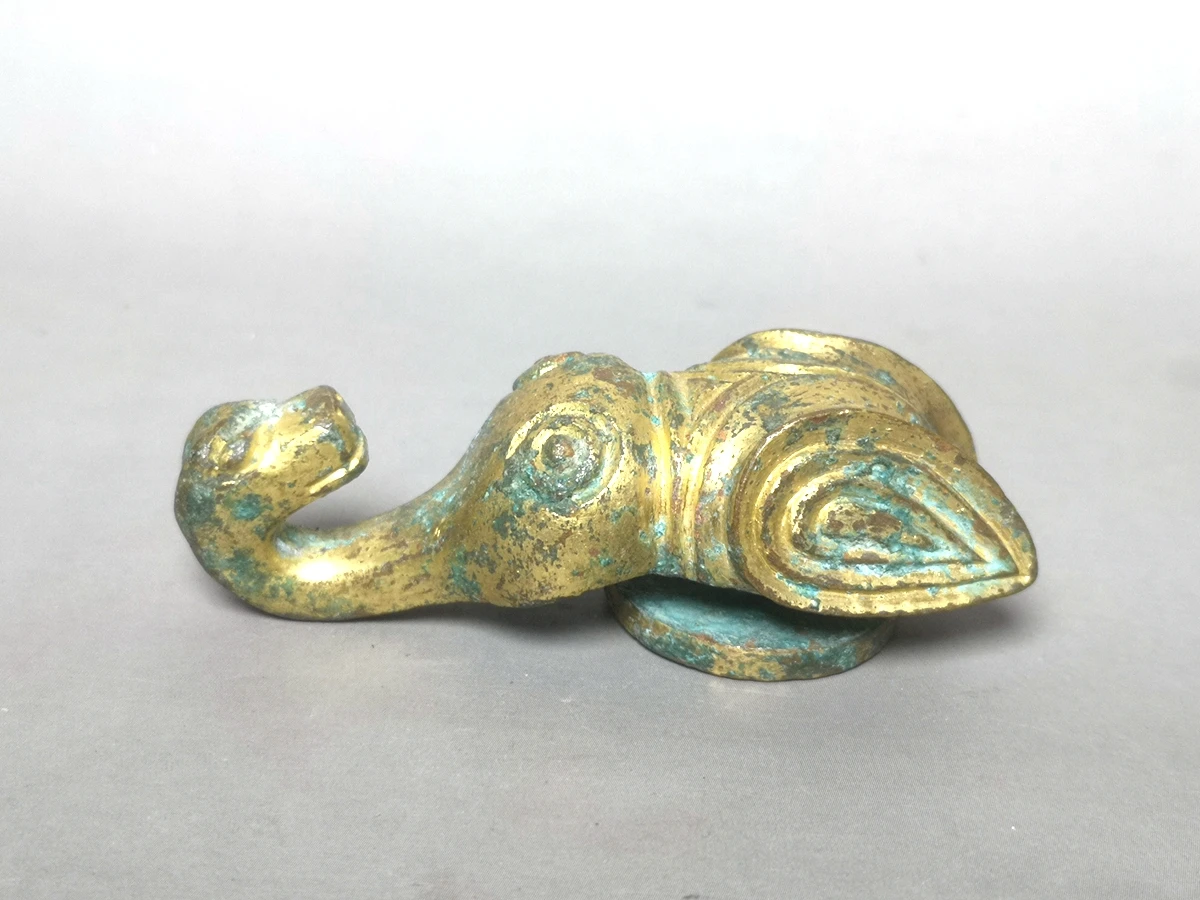 

YIZHU CULTUER ART 2.6" Old Ancient Chinese Bronze Gilt Animal Dragon Head Cicada Hook Statue Collection Decoration Gift