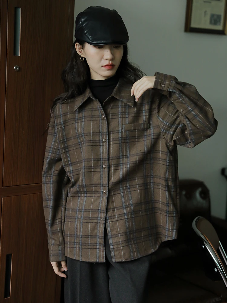 Утолщенная клетчатая рубашка с длинными рукавами женская кофейного цвета