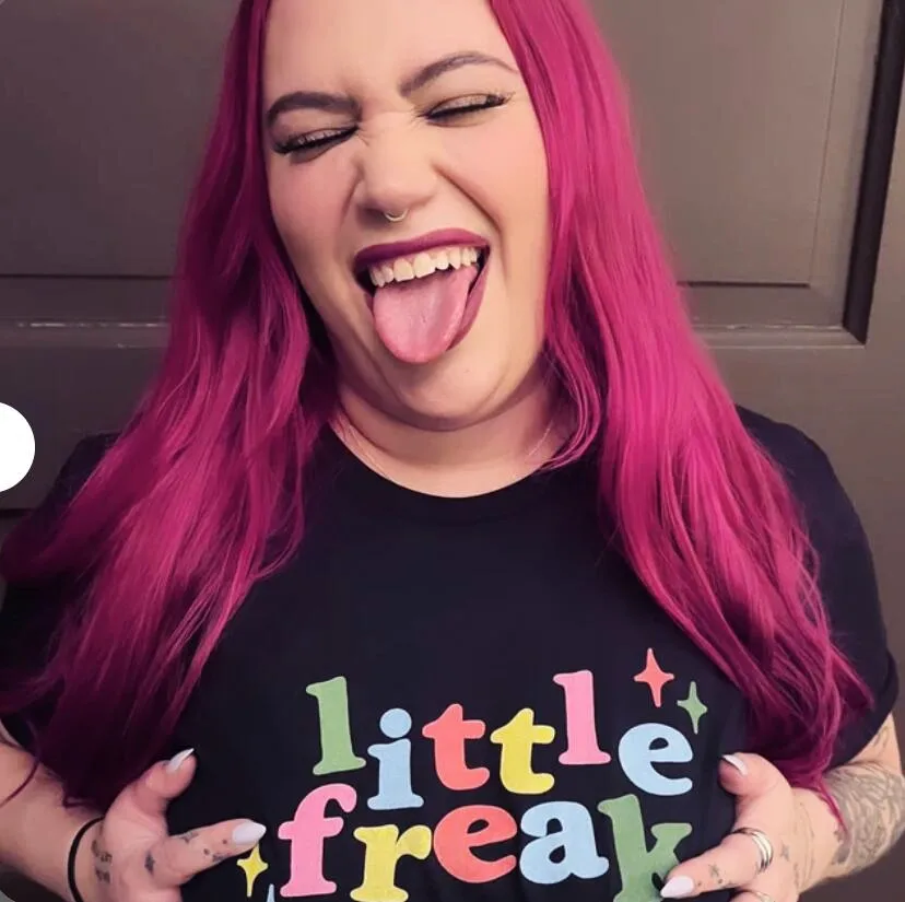 

Свободные футболки унисекс из чистого хлопка с принтом радужных букв