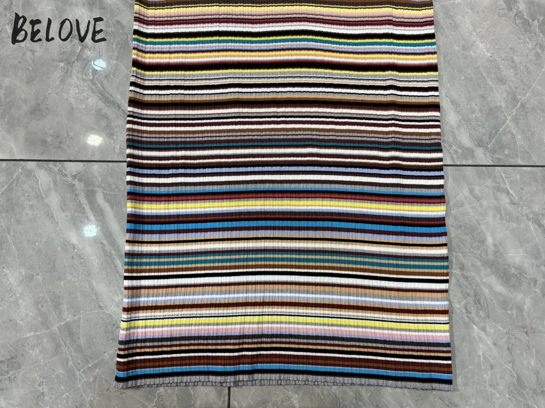 Женское трикотажное платье в красочную полоску с круглым вырезом и коротким