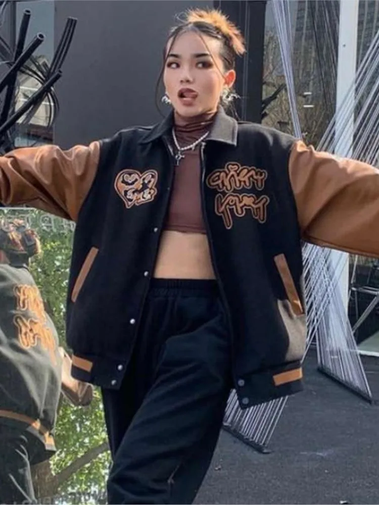 

Женская кожаная бейсбольная куртка, куртка-бомбер в стиле ретро с длинным рукавом и вышивкой, Осень-зима 2023