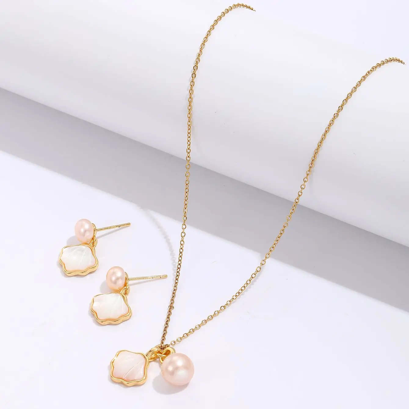 Shell Pink Pearl Stud Earrings + Necklace 2 Piece Set Cute Sweet Girls Jewelry Set Classic and Retro Style Necklace Earrings