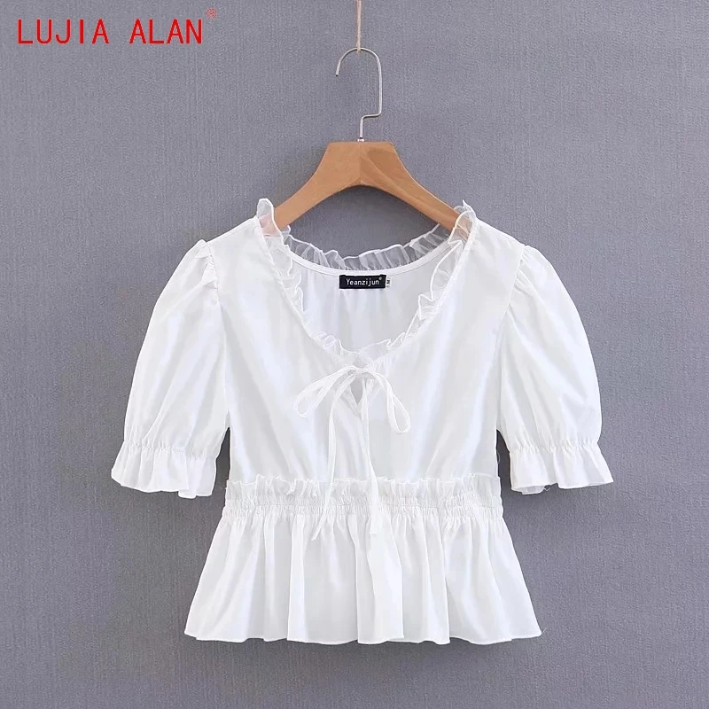 Женская короткая рубашка с рюшами V-образным вырезом и оборками на подоле белая