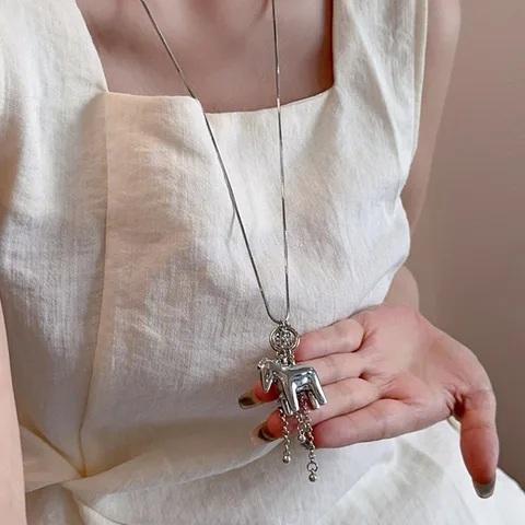 Модная гладкая поверхность, цепочка с подвеской в виде лошади, ожерелья с кисточками для женщин, серебряная цепочка в виде змеи, длинная цепочка для свитера, ювелирные изделия