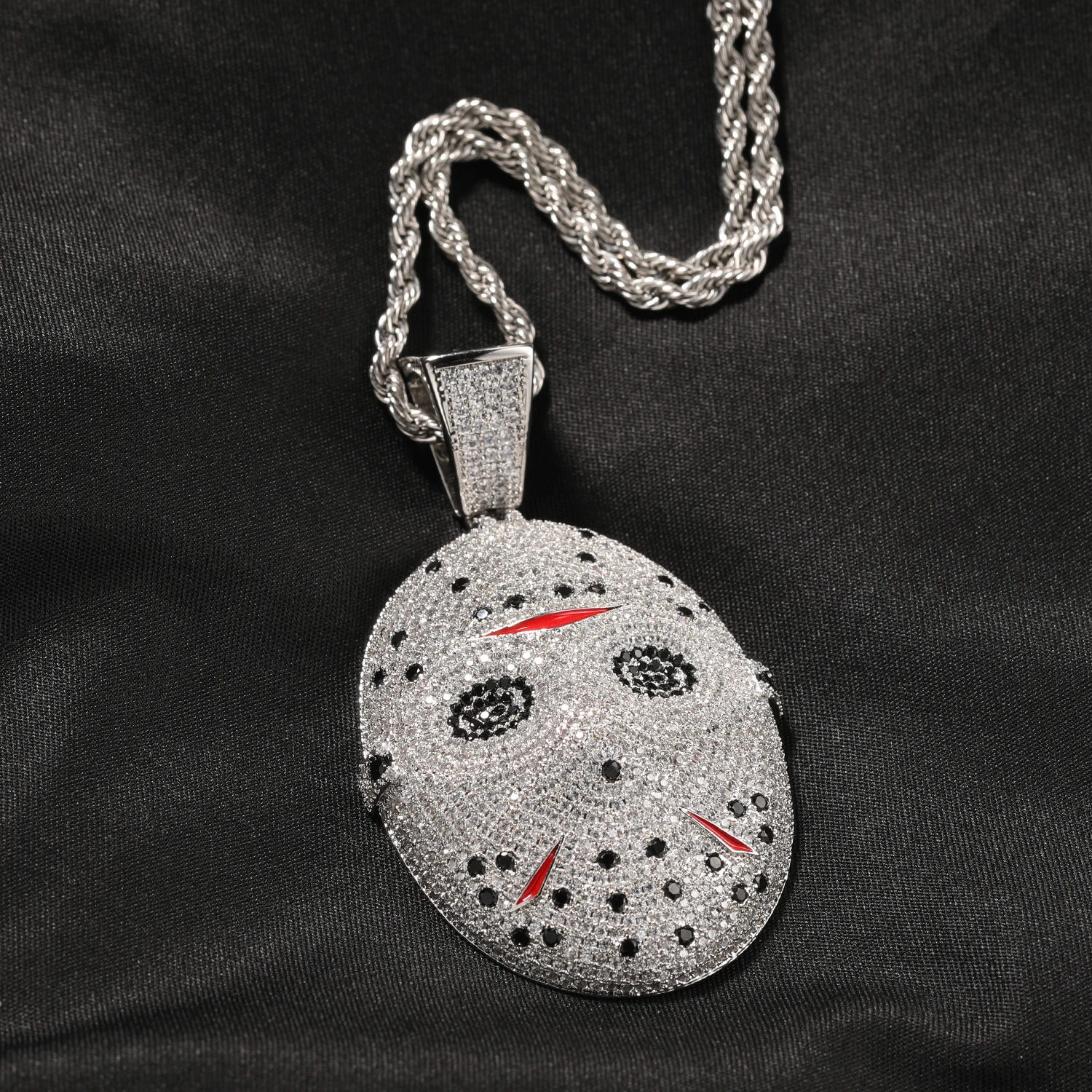 Фото Кулон Uwin Iced Jason Mask с кубическим цирконием, ужасающе красивый, для Хэллоуина, отличный подарок, украшение в стиле хип-хоп. №5
