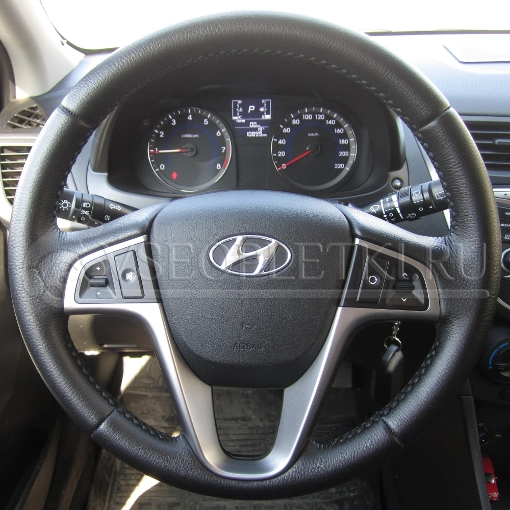 Оплетка на руль &quotHyundai Solaris&quot - черная текстурная кожа с черным швом. |