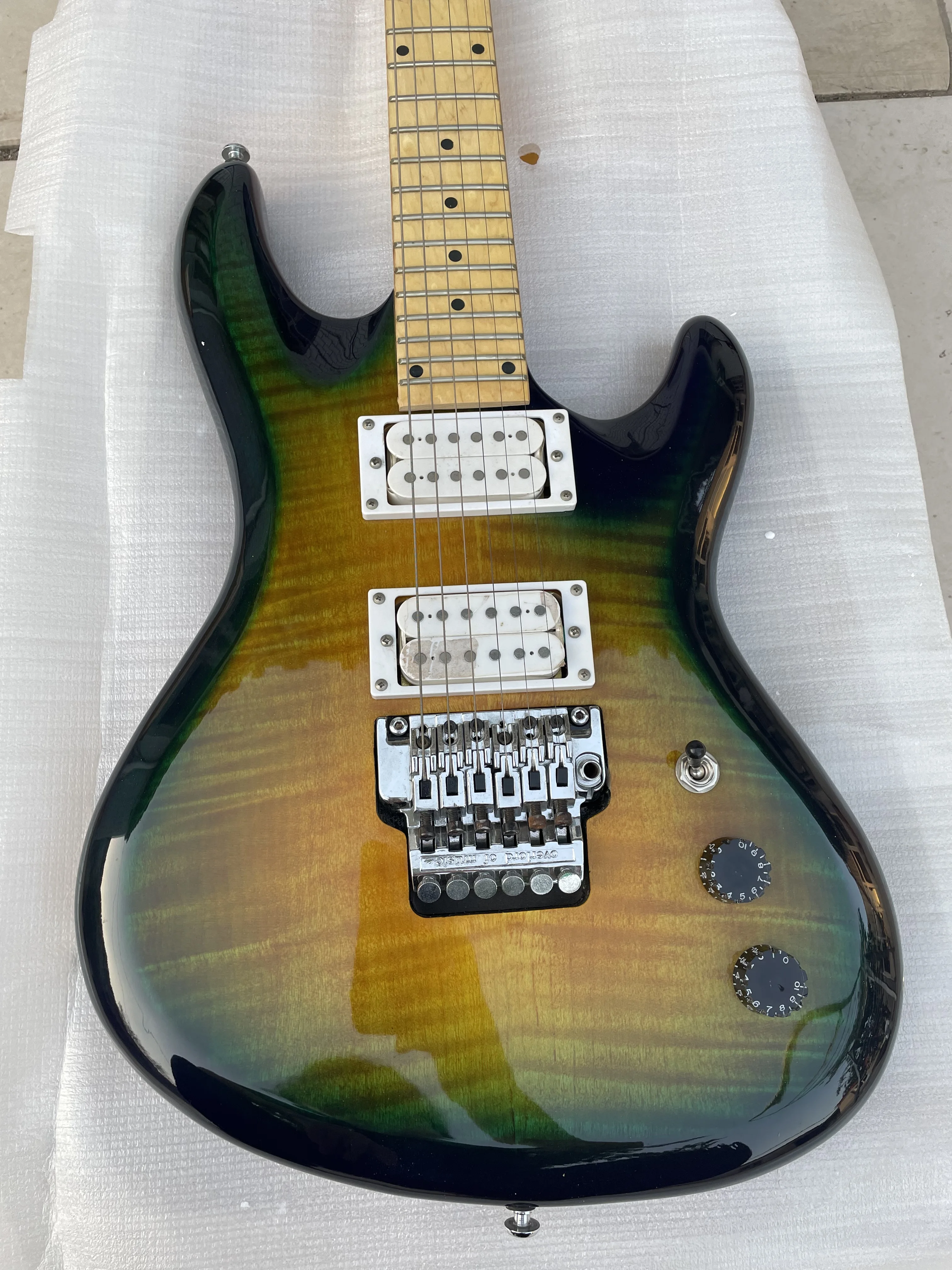 

Private Stock Paul 24 Floyd Green Sunset Flamed Maple Top Electric Guitar Floyd Rose Tremolo, 2 Humbucker Pickups Real Photos