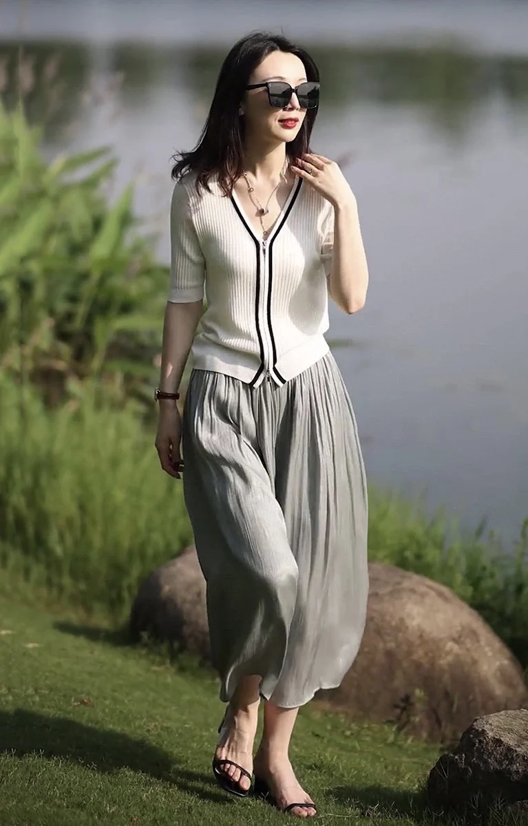 

2023 spring and summer women's clothing fashion new Knitted Cardigan with Pearlescent Skirt Suit 0511