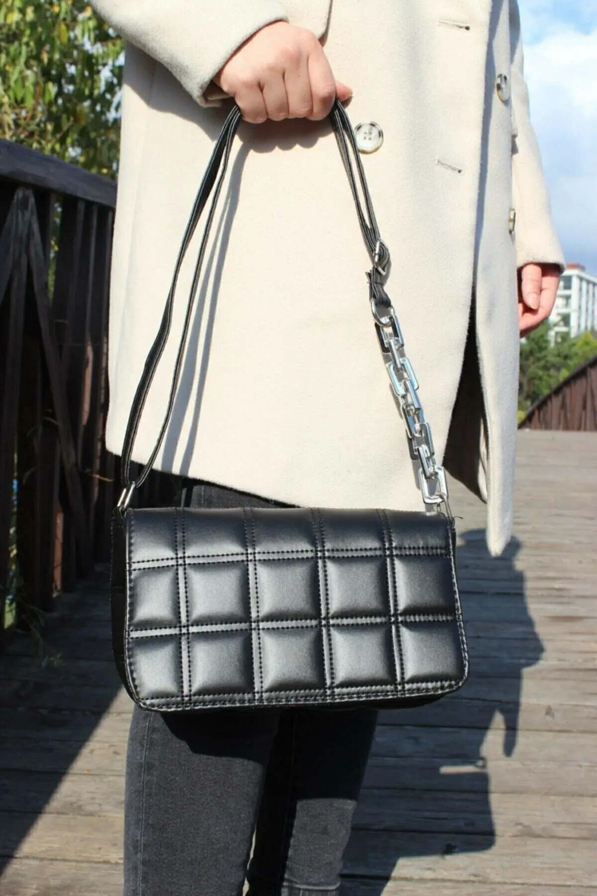 Черная сумка с цепочкой