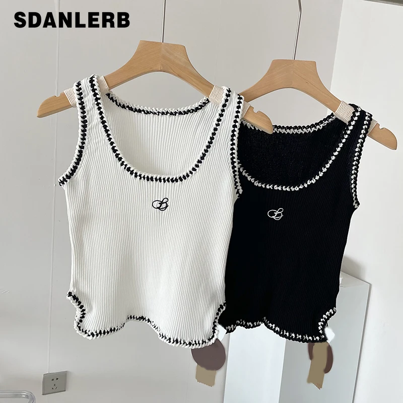 

2022 Summer New Sleeveless Outer Vest Black White Contrast Color Weave Ice Silk Knitted Tank Tops Short Casual Bottoming Tops