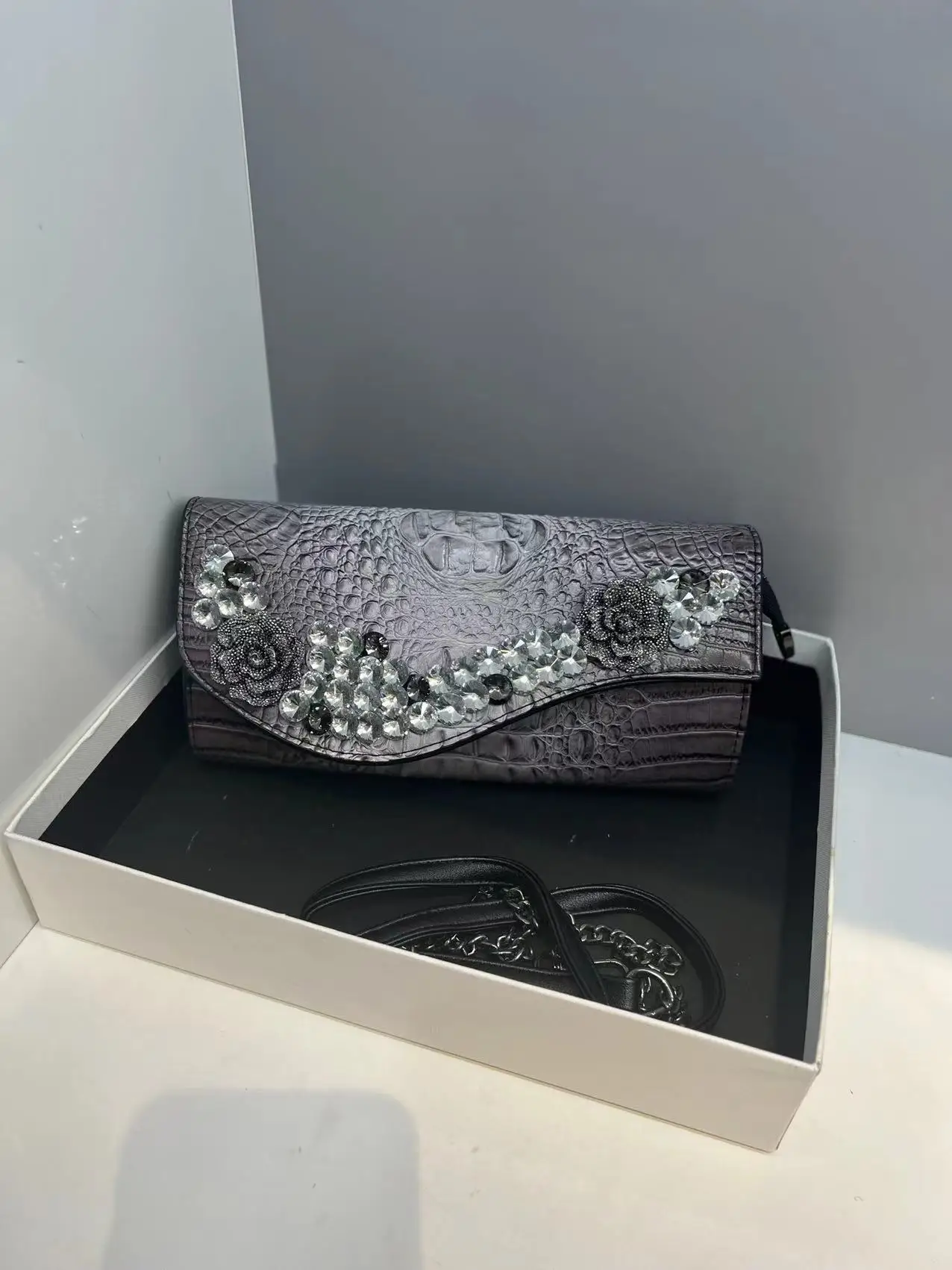 

Клатч в европейском и американском ретро-стиле, новинка 2022, модная сумка-мессенджер, подходящая ко всему женская сумка через плечо с высокой текстурой в западном стиле