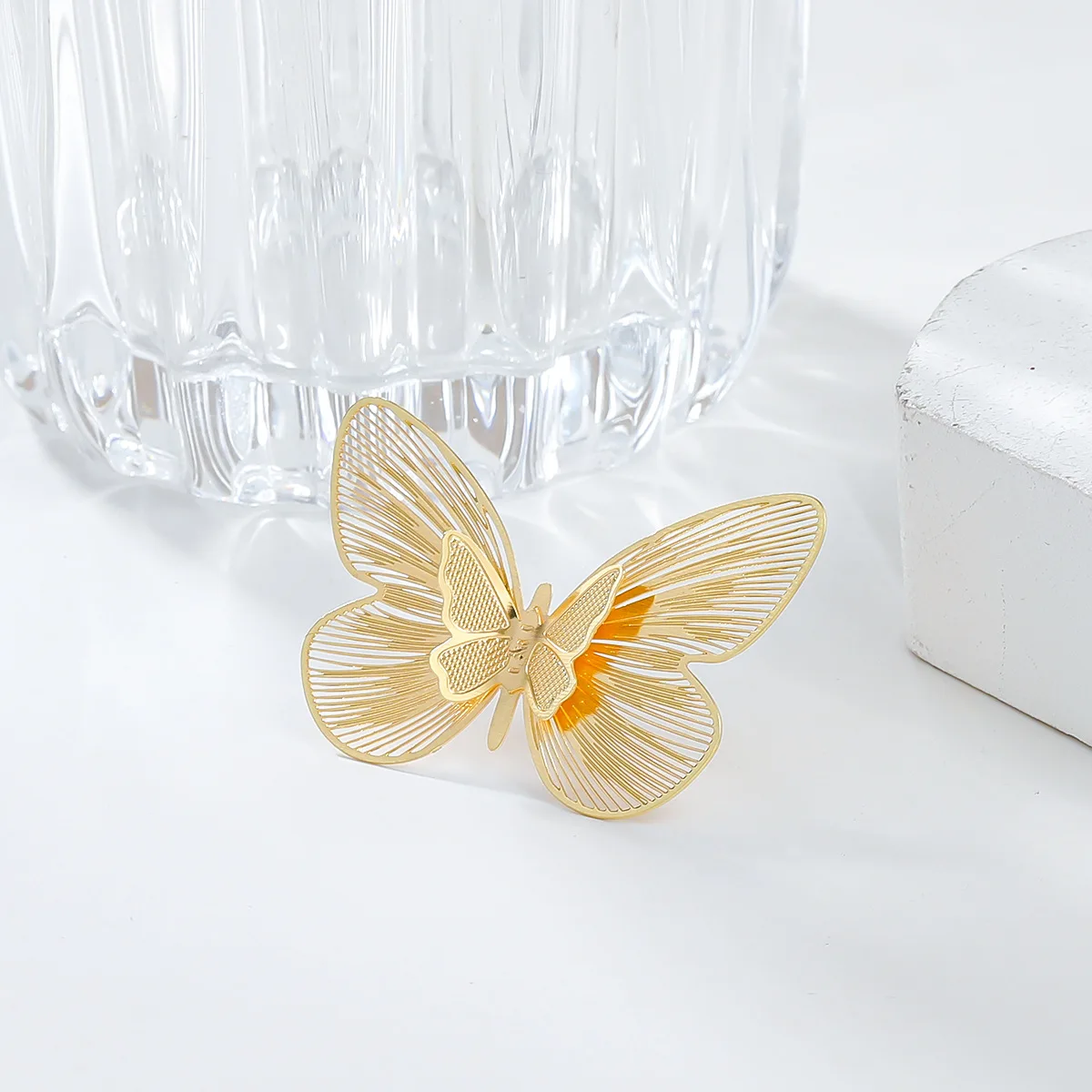 Женские металлические серьги в виде бабочек